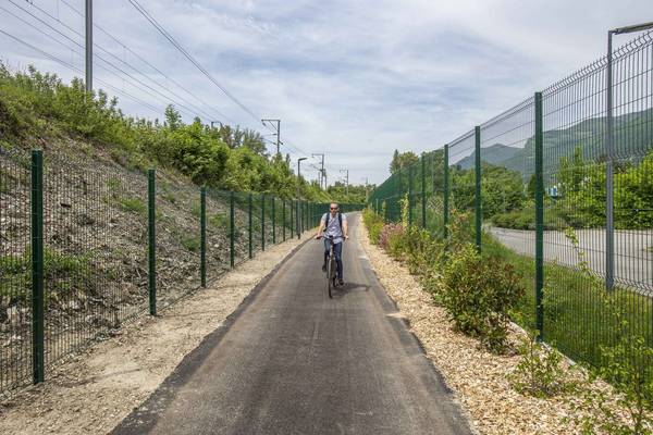 Un cycliste sur le chemin de La Priola aménagé en voie verte