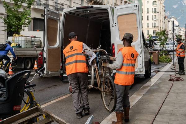 Deux agents de la société de collecte Fabricanova ramassent des vélos lors de leur tournée des encombrants