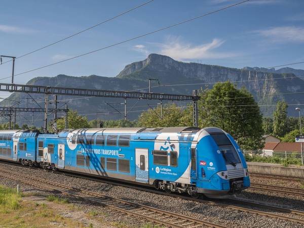 Un TER bleu circule sur le réseau ferré Auvergne Rhône-Alpes 