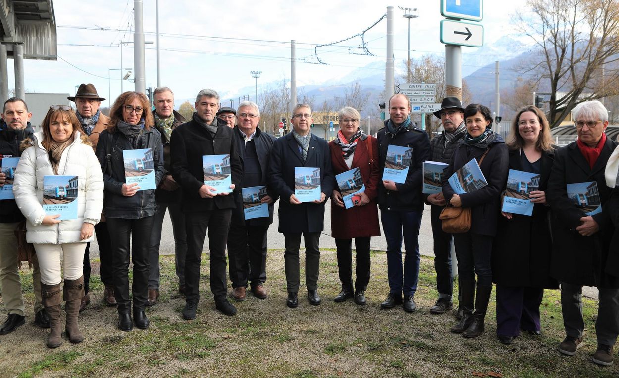 L'ensemble des partenaires du projet rassemblés ce vendredi 1er décembre 2022 à Gières en faveur du RER de l'aire grenobloise. 